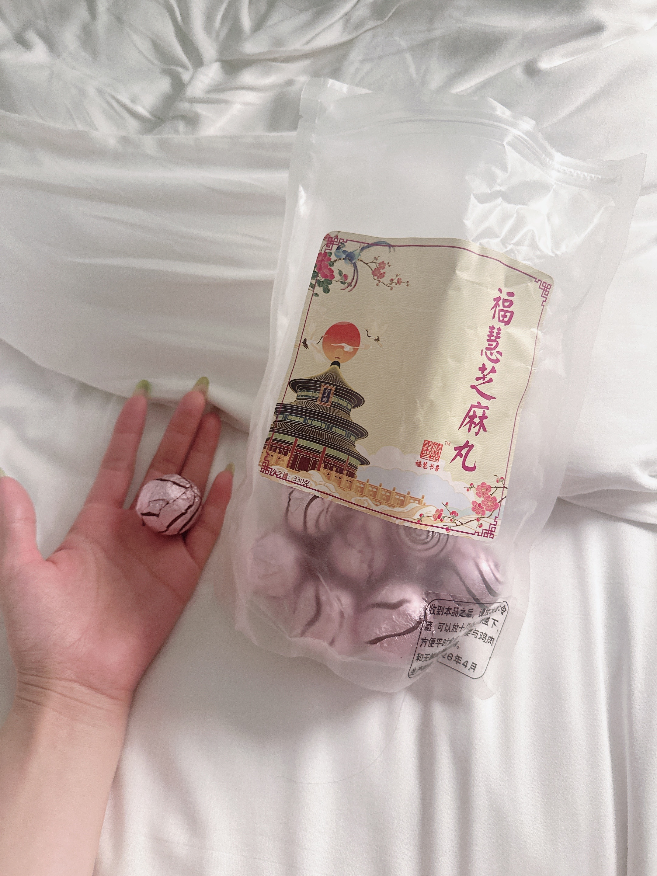 今日份米西米西我直接带了一包芝麻丸来夏威夷🌺打卡打卡！大家记得吃！芝麻丸咪西打