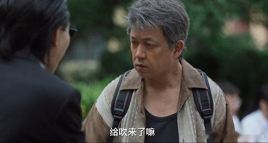 潘粤明是不是真老过潘粤明演了几十年后的自己潘粤明救命，他走路那个蹒跚劲儿太吓人了