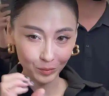 张柏芝﻿‎这变化也太大了吧，完全认不出来了﻿！ 