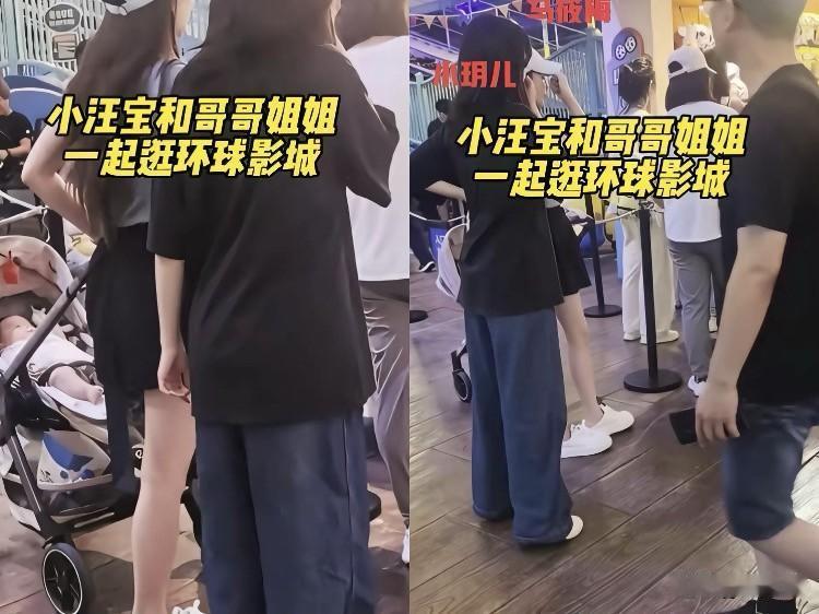 你们看最近小玥儿露面的照片没？这丫头变化真的挺大。
以前那一头标志性的长发剪短了