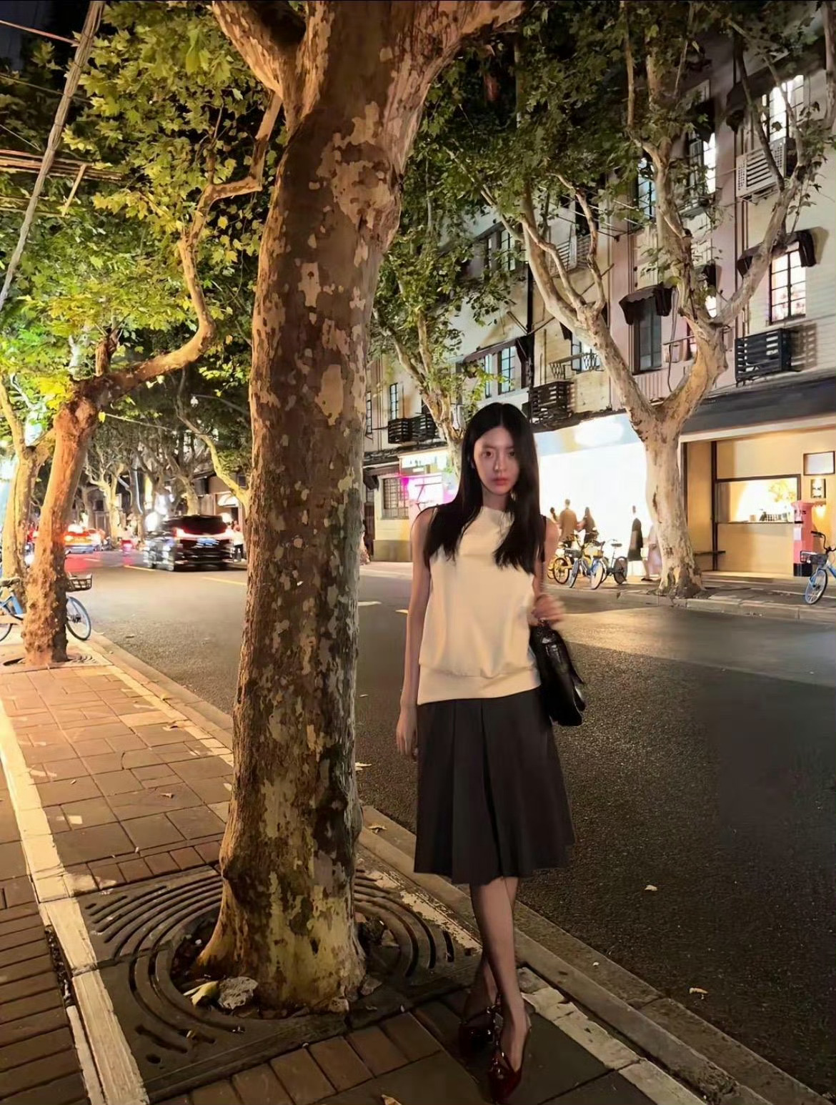 柳柳说恋爱中原地等待不如主动出击原地等待只会等来遗憾，主动出击才能解锁故事。别把