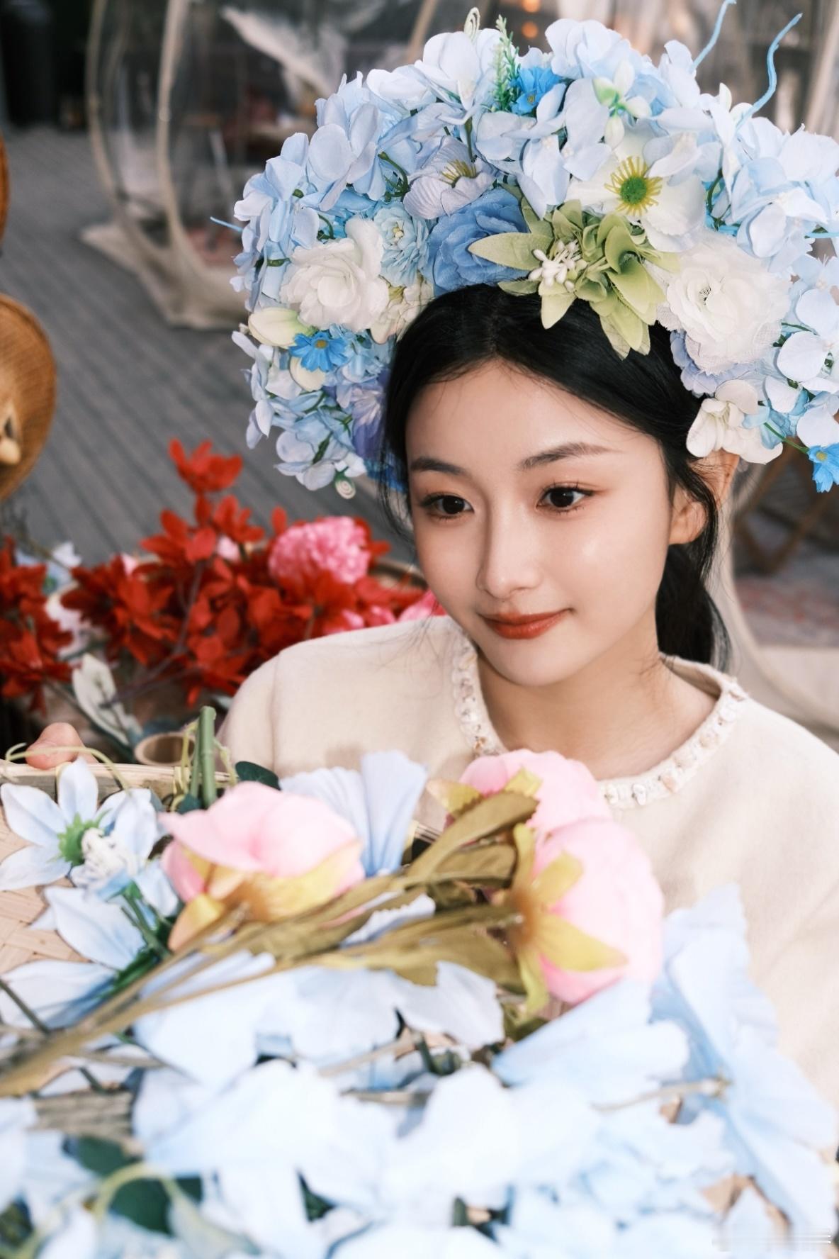 除夕快乐，新年给自己簪一支快乐花。 