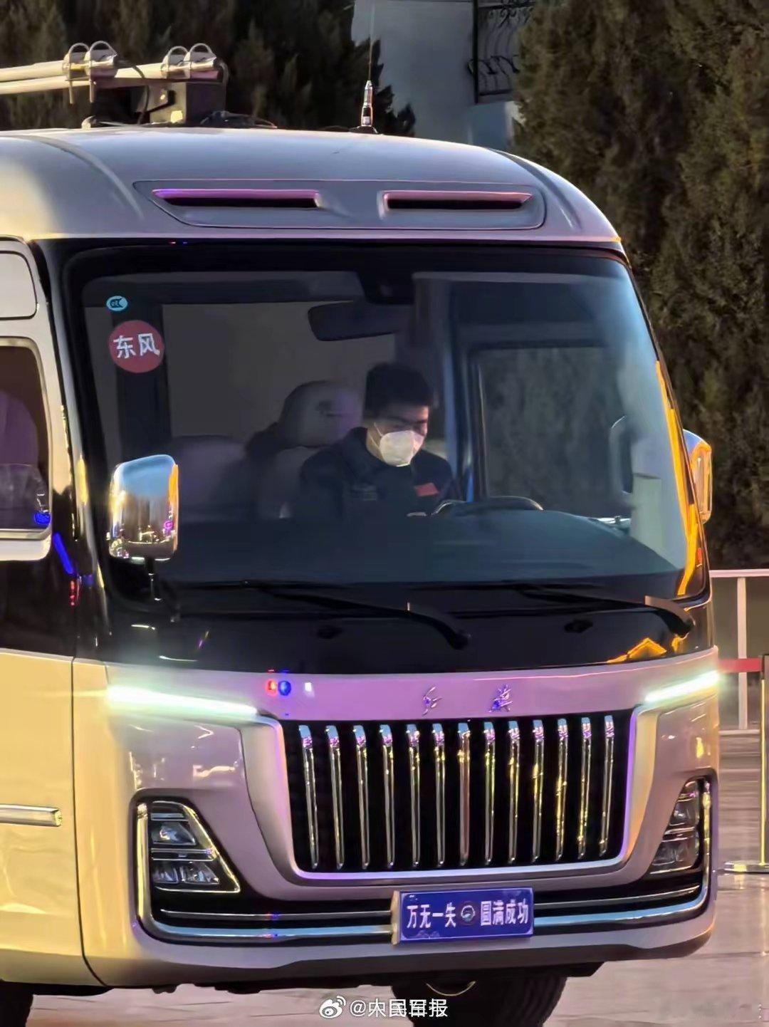 航天员出征车牌是8个汉字  神舟任务出征转运车的车牌从不是数字，而是红底烫金的“