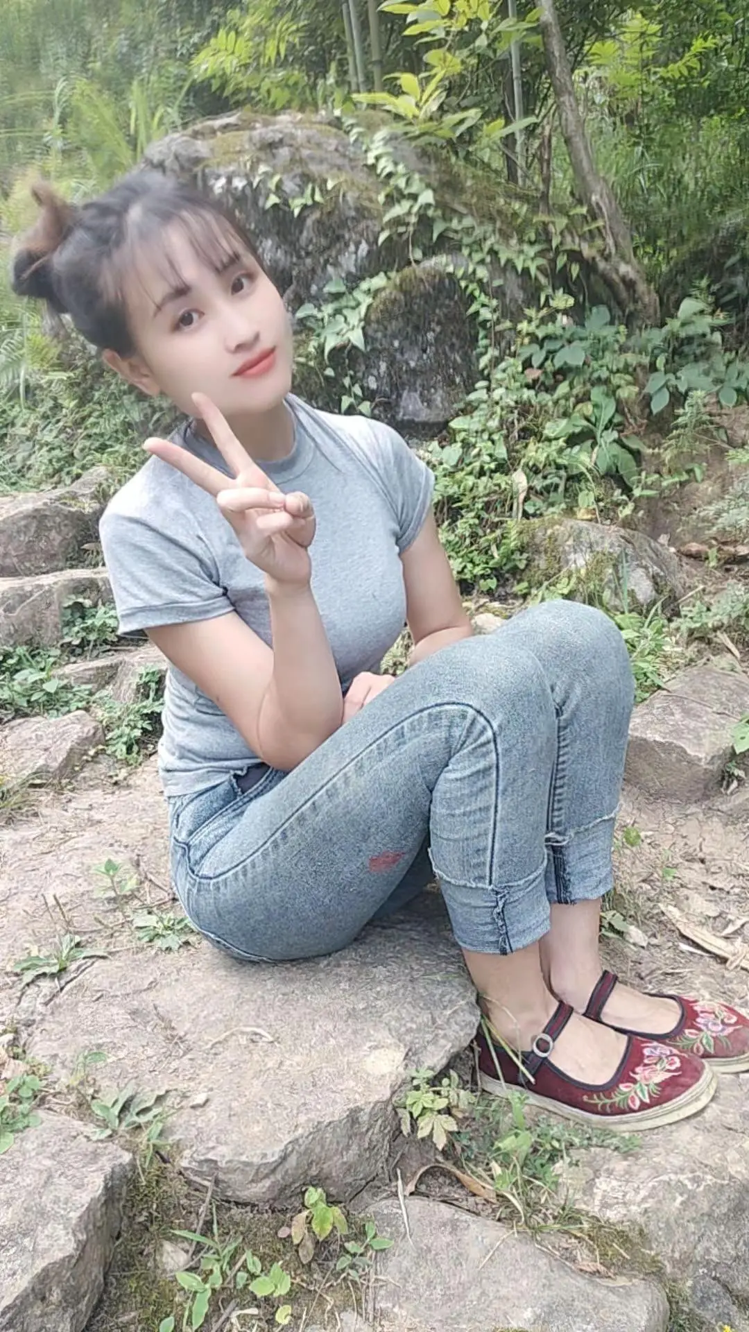 别人家团团圆圆的过年，可是我各在一边，这种体会谁能理解，咽下了所有的情...