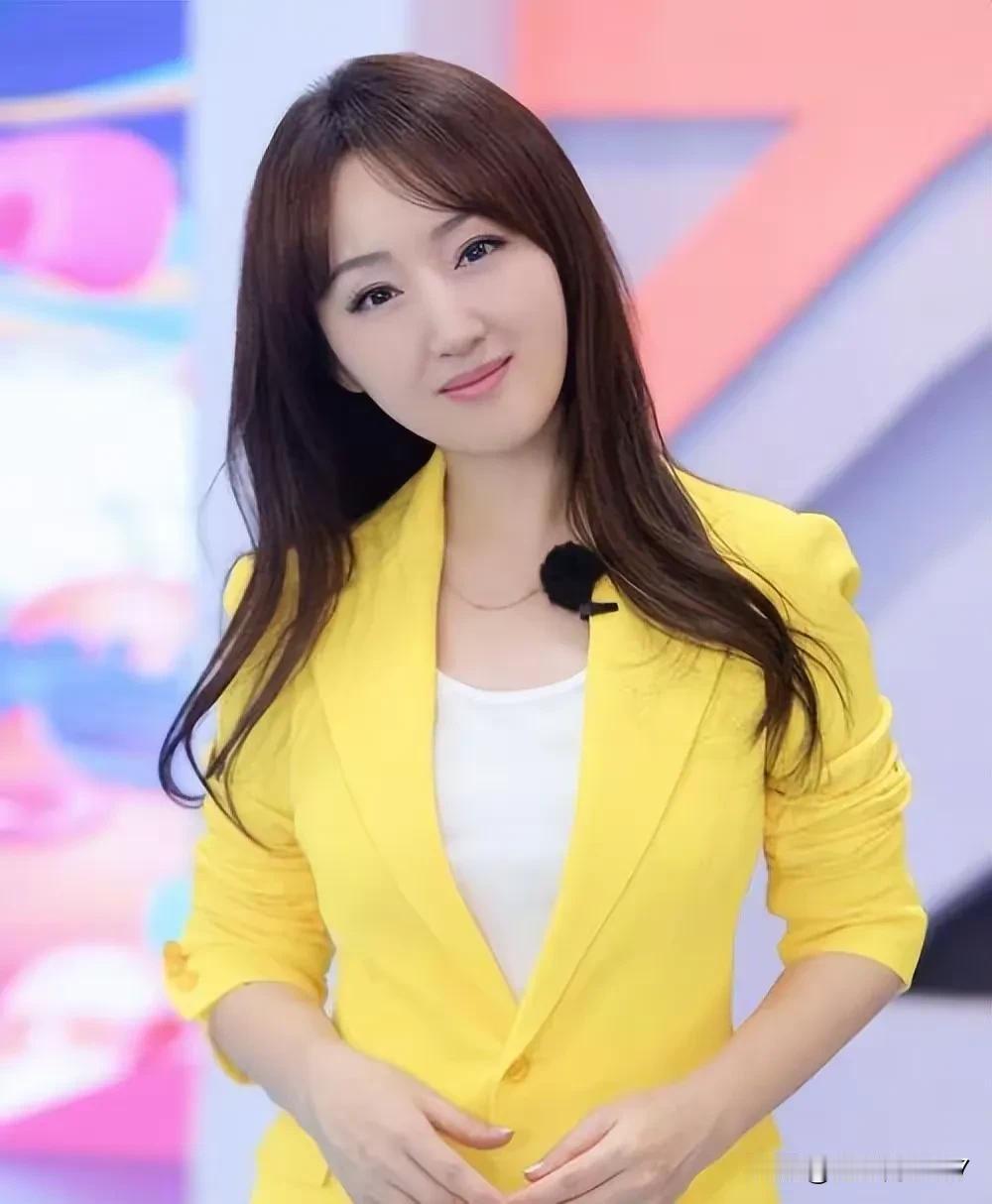 杨钰莹作为甜歌皇后征服了一代人，清甜的面容，含笑的眼神，灵动的身行，甜美嘹亮的歌