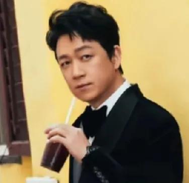 这才是今天娱乐圈最炸裂的瓜！
10月30日，有狗仔爆料娱乐圈内有两对情侣领证结婚
