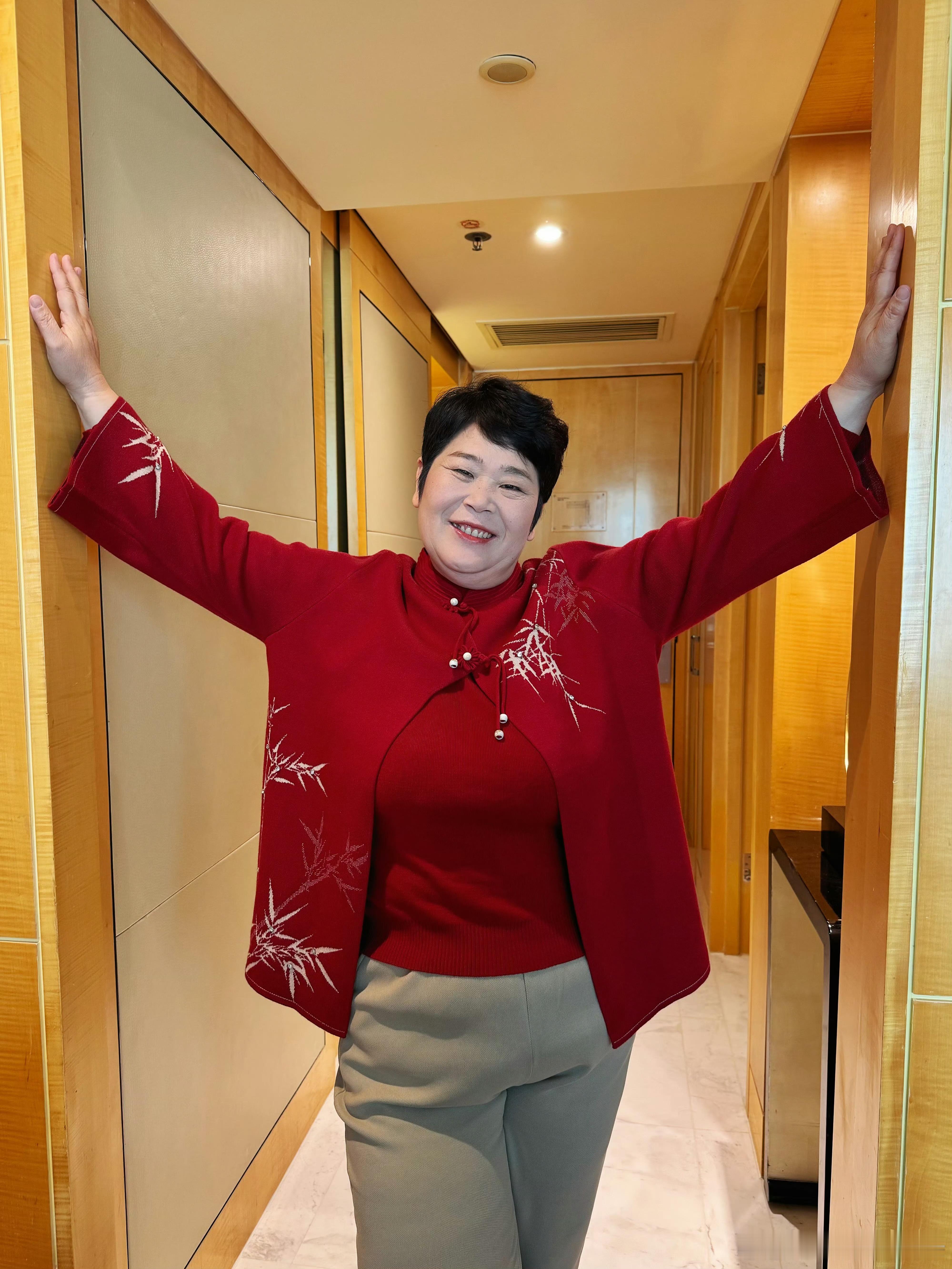 山东大葱走上视界舞台我们房主任就这样拿着山东大葱走上视界舞台，别管，山东人走到哪