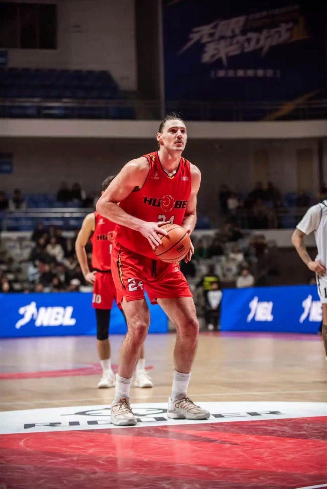 山东高速男篮签约的这个美男子贝利•斯蒂尔是混迹中国篮球职业联赛的常客 在江西福建