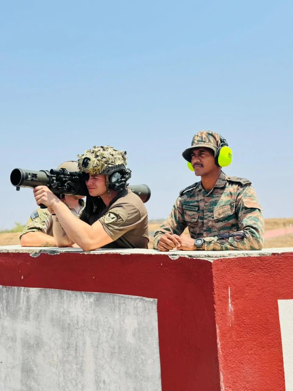 美军士兵体验印度装备的古斯塔夫M3无后坐力炮，印度国内生产的