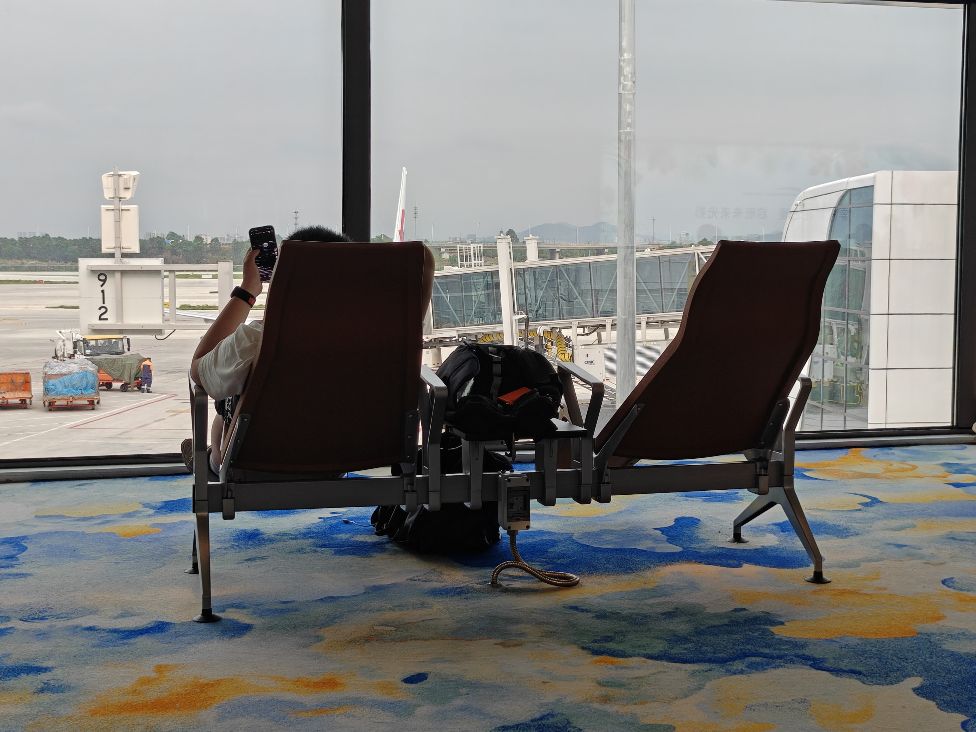 广州白云机场这个新建的T3航站楼真的不错这个视角的候机座位在上海虹桥机场只有贵宾