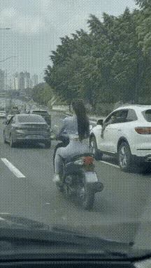 事实证明，
开车一定要专心。