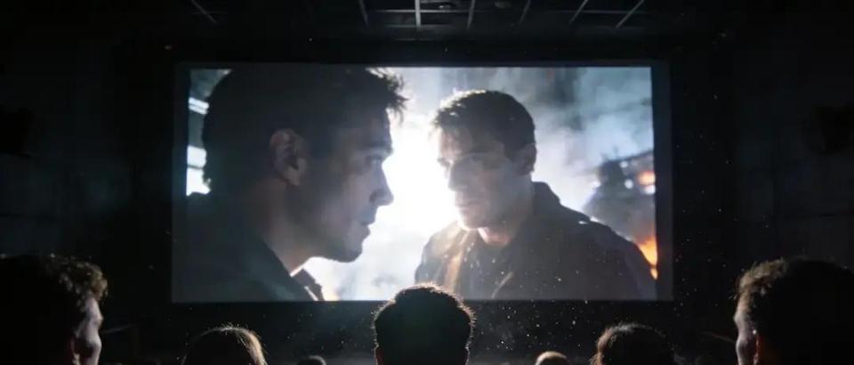 你刚坐下，前排手机屏就亮了。
不是静音，是抖音外放。
调查说，超六成人都忍过这个