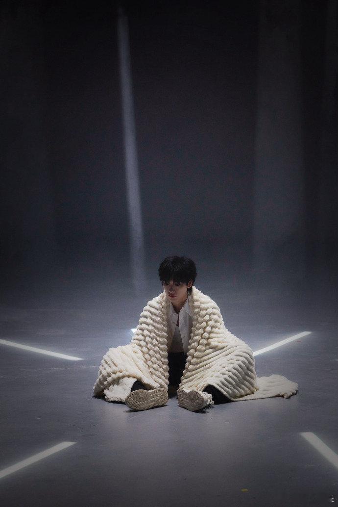 丁程鑫白衬衫练舞照丁程鑫躺一会儿 丁程鑫躺一会儿 ，丁程鑫白衬衫练舞照，谁懂舞者