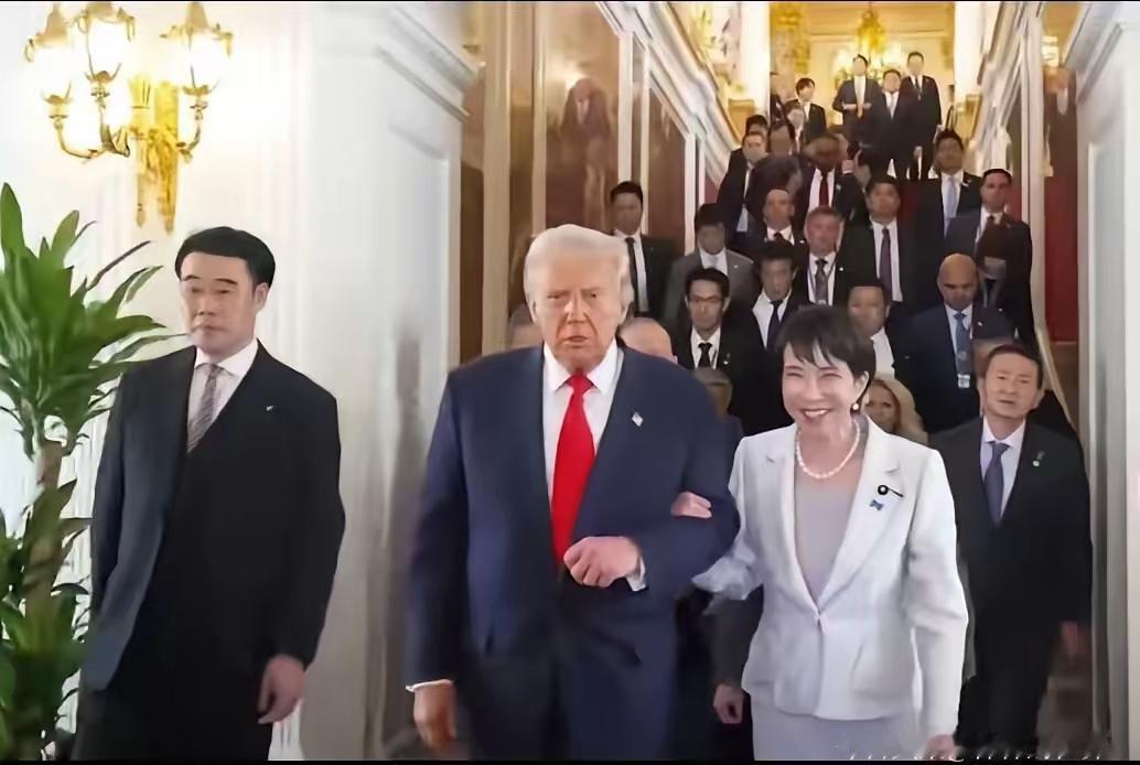 高市早苗为拉近距离，把“人情牌”打得明明白白：见面就提安倍的交情，送上安倍用过的