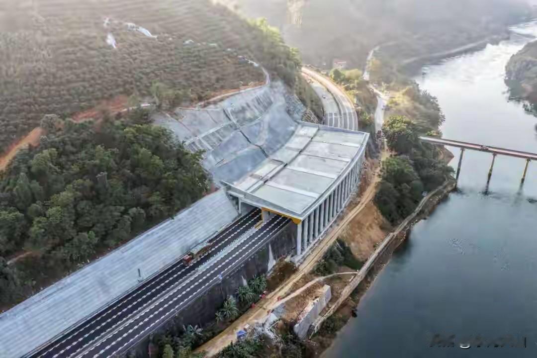 公路棚洞，也有铁路棚洞