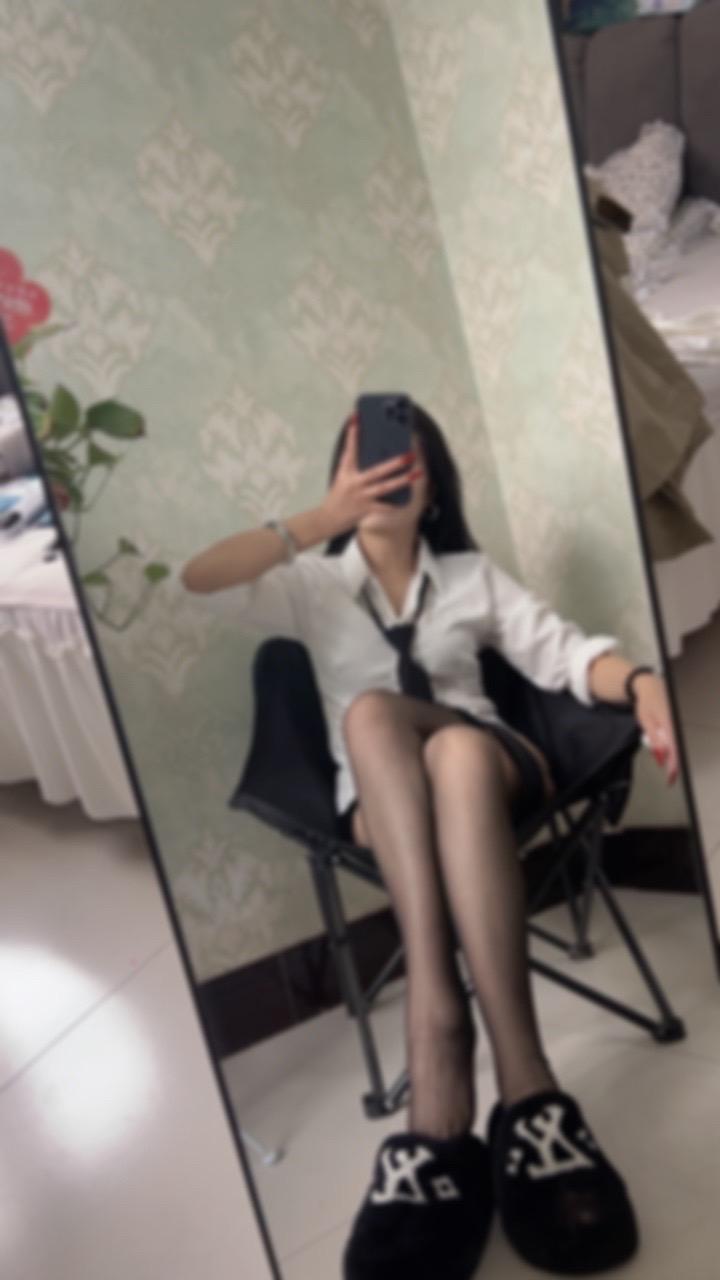 喜欢的得不到 得到的不珍惜 在一起去怀疑 失去了去怀念 终其一身全是遗憾
