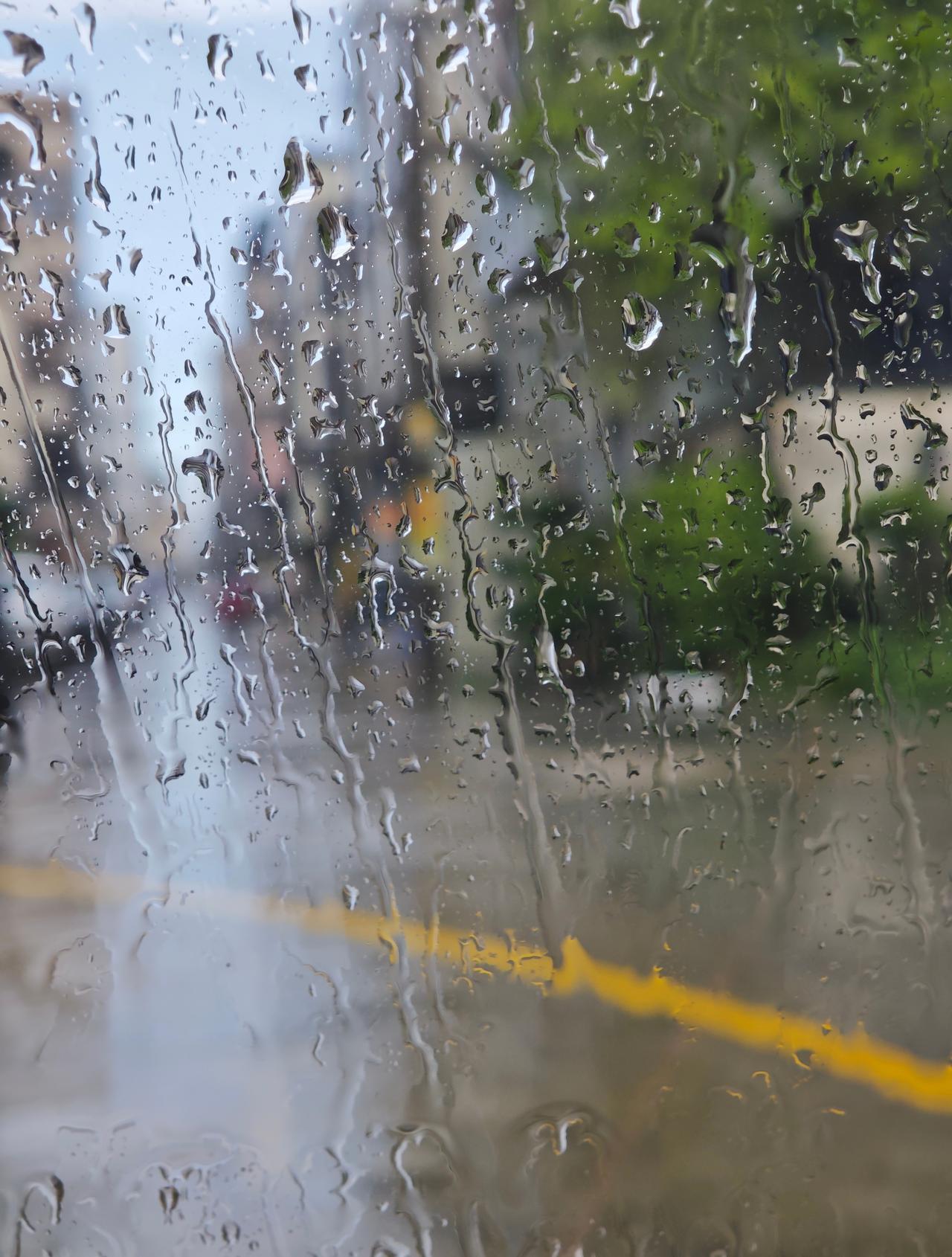 6日，被暴雨笼在车里，未来的方向像被雨雾蒙住的路牌，模糊得辨不清轮廓。于是我停靠