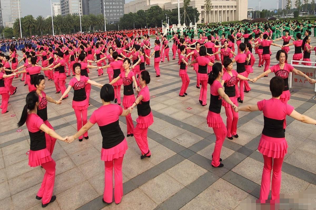 太坑了！69岁大爷跳半年广场舞，8000元退休金月月光！黄昏恋+连环套路，把老人