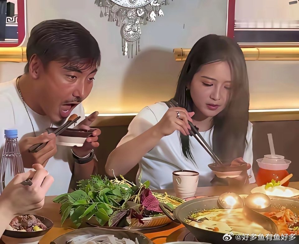 何洁和老公吃火锅，看来这俩人都不咋在乎身材管理啊 