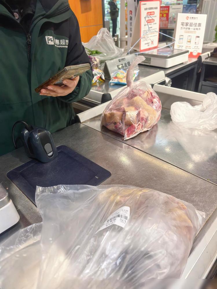 在超市收银台，一个大姐的一大袋猪蹄，目测有四五斤，打的价格只有十几块钱。要知道现