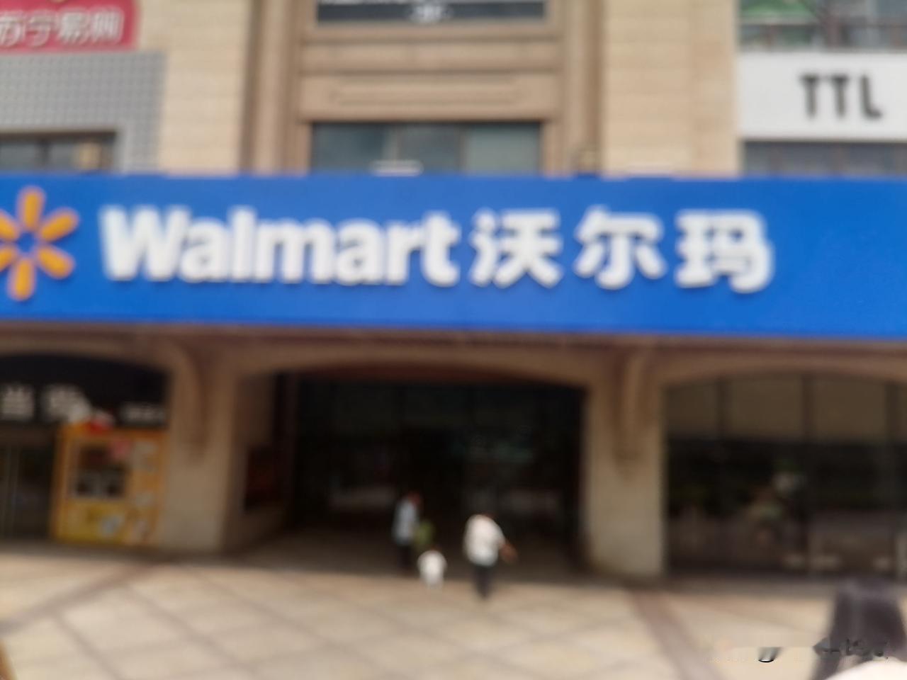 龙光城是一个大型小区，小区有沃尔玛进驻，沃尔玛这边临街商铺绵延相接，上面也有廊桥