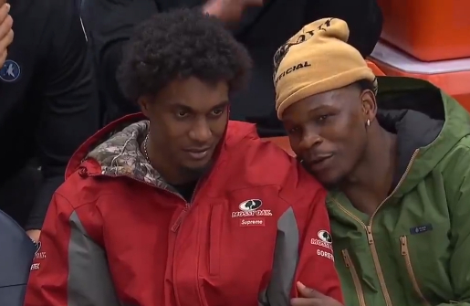 你们俩是刚徒步回来吗，怎么会选到这么诡异的冲锋衣配色，我避雷一下