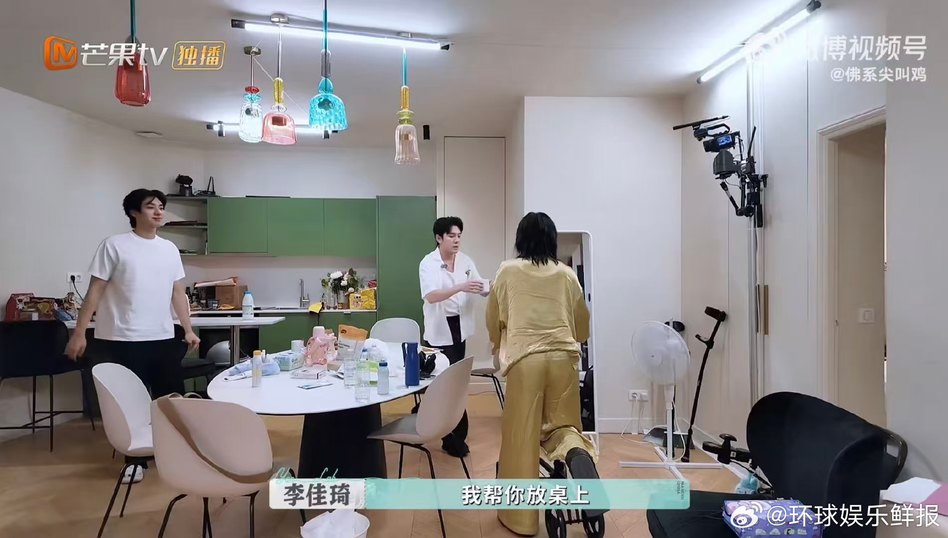 巴黎合伙人 全员家属感 张予曦和赵昭仪的姐妹情太真实了，一个难过一个哄，像亲姐妹