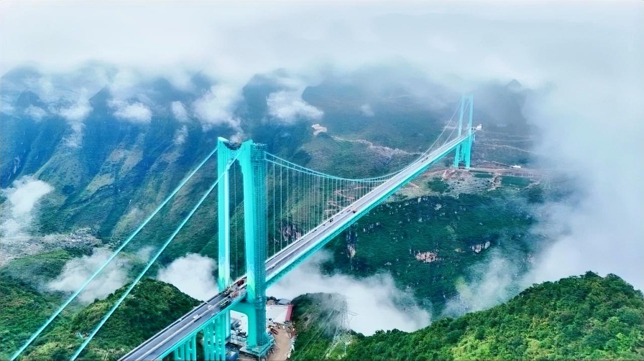 贵州花江峡谷大桥获评全球最高桥梁
4月28日，贵州花江峡谷大桥认证仪式顺利举办，