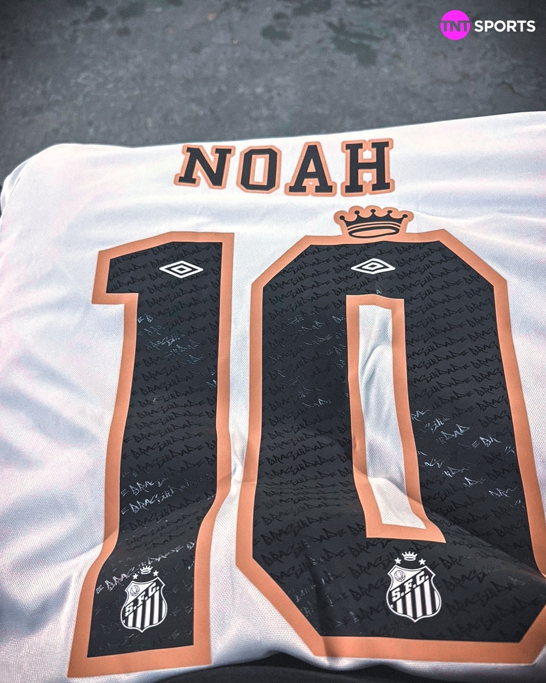 内马尔  Noah小朋友到现场观看了偶像内马尔比赛，并合影，拿到了自己名字的十号