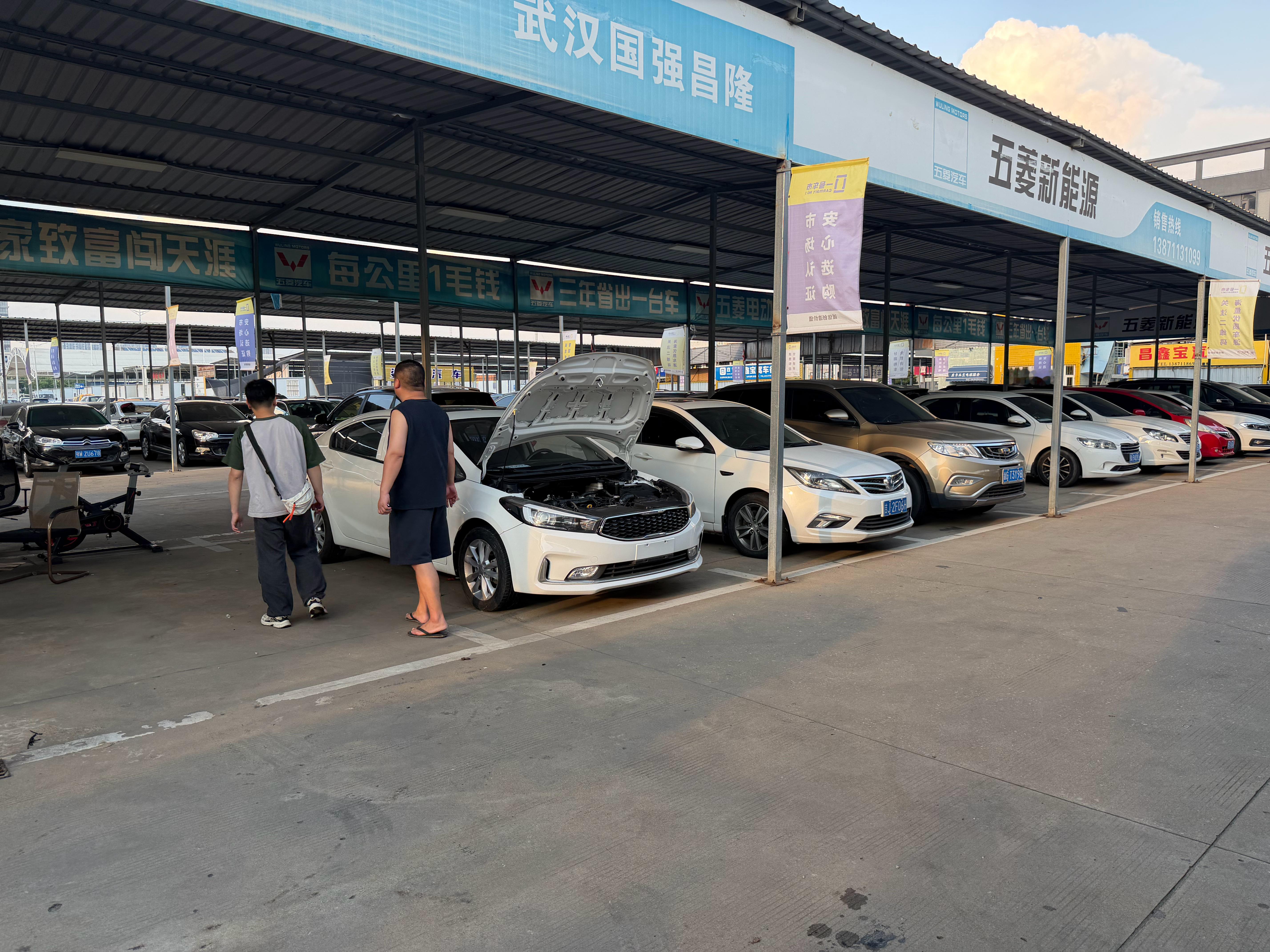 临近下班，同事带客户看2019年的起亚K3,你们觉得能搞成吗？ 武汉