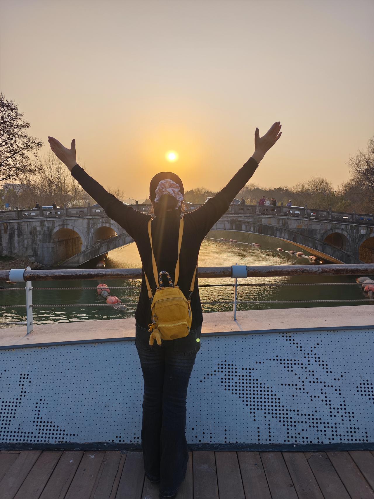 问斜阳 你既以升起为何沉落
问斜阳 你看过多少悲欢离合
问斜阳 你为谁发光为谁隐