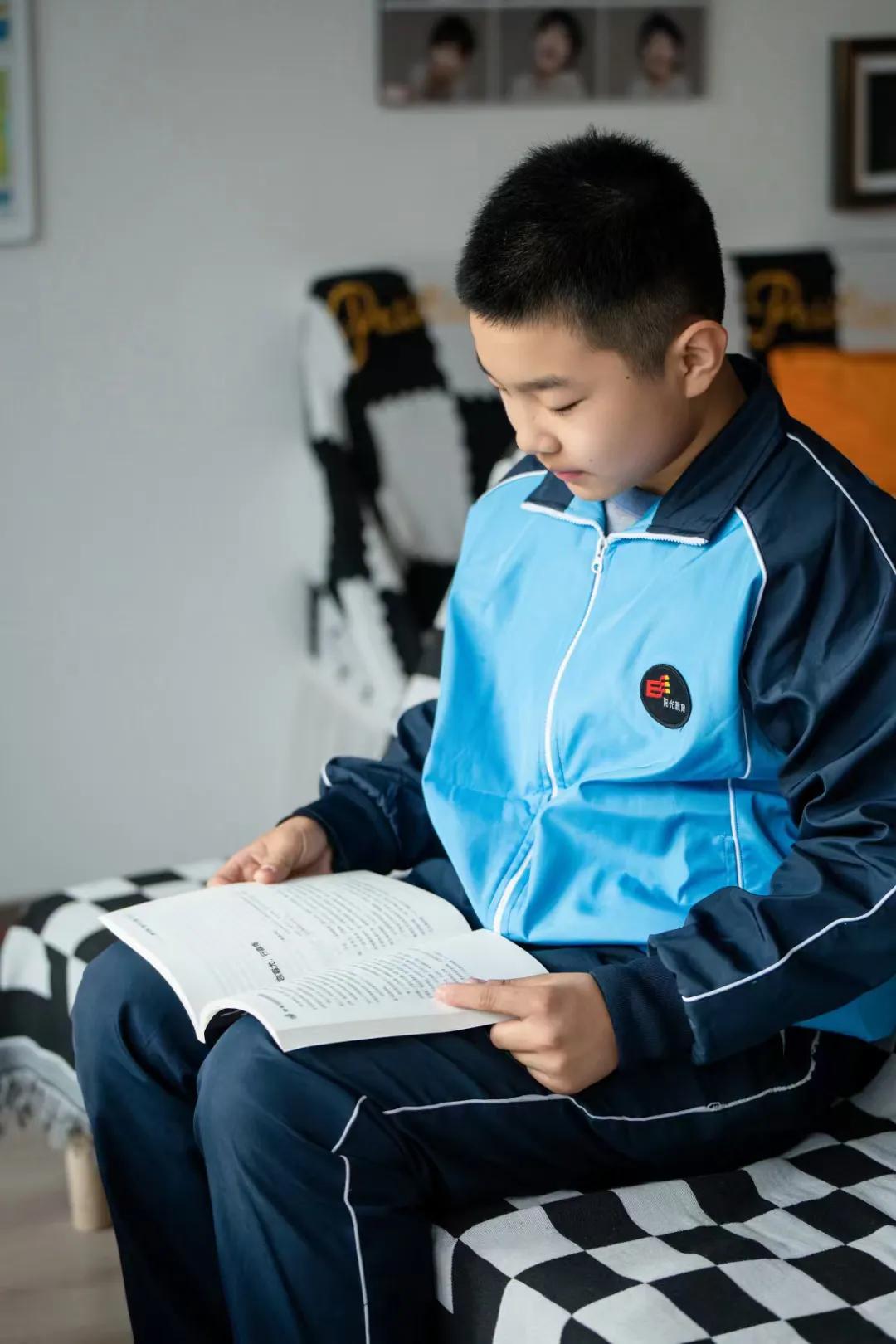 高手在民间，13岁少年成楷书名家！他的最大爱好，便是挥毫泼墨，书写那一手标准的柳