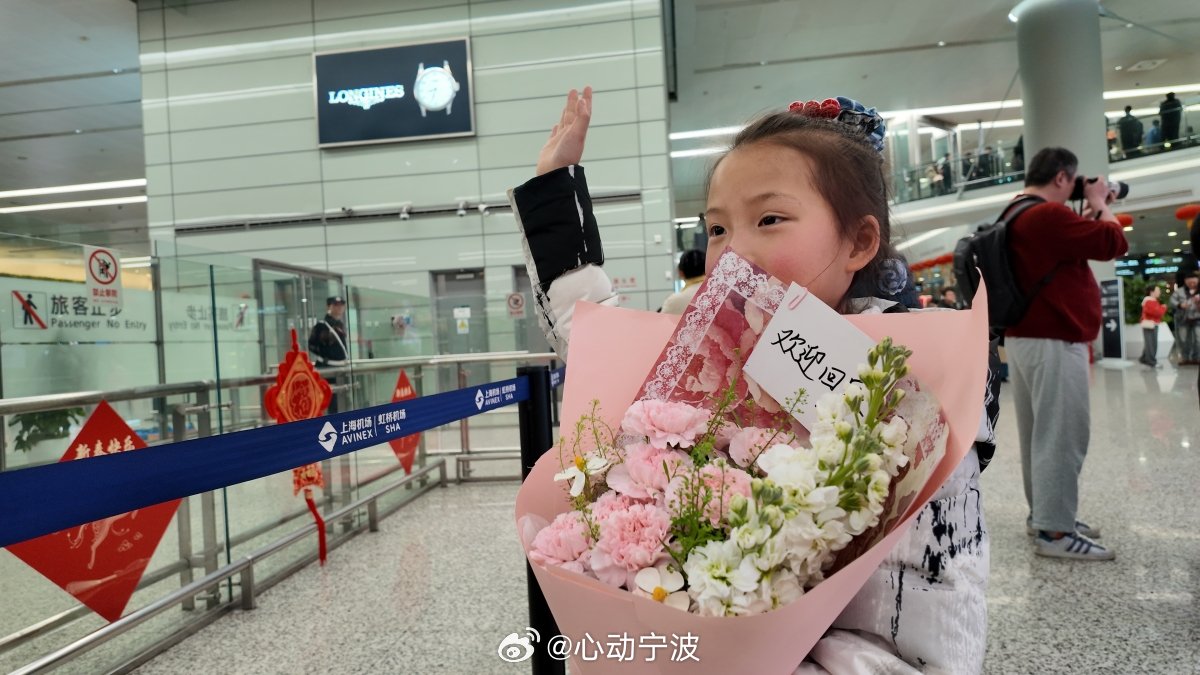 滞留迪拜的宁波团平安归来 3月6日20时30分，32名滞留迪拜的宁波游客乘国航C