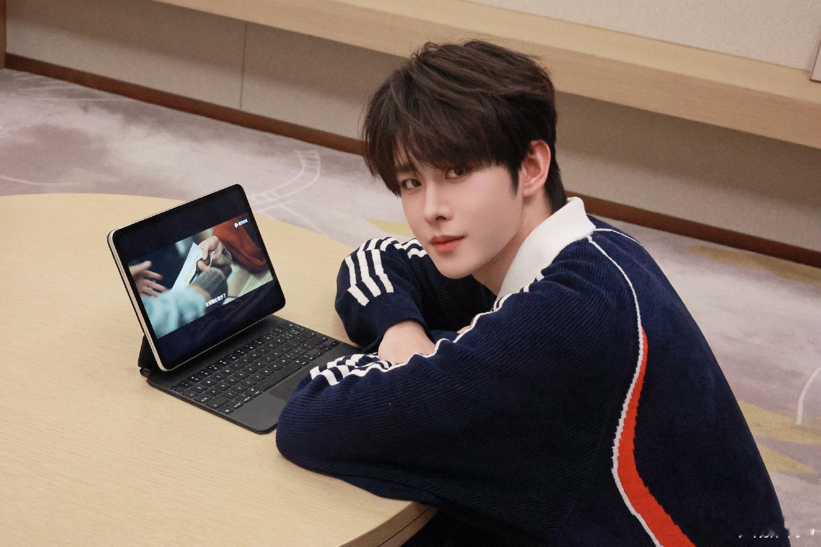 田嘉瑞也在看太平年   田嘉瑞也在看《太平年》 我们的宣传委员上线啦，认真追剧的