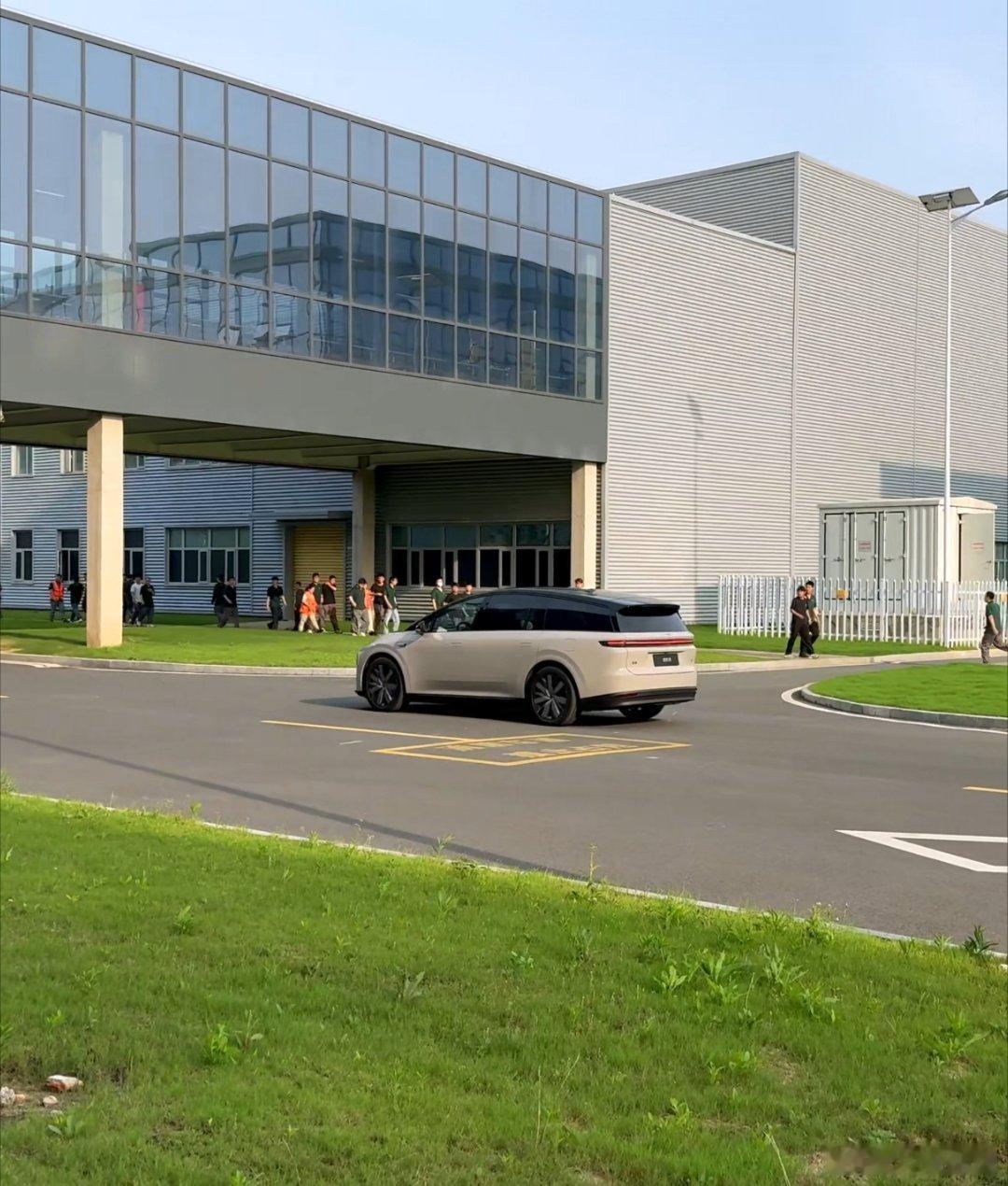 理想i8 路跑视频，现在已经去伪装车衣了，7月上市，[思考]大伙觉得起售价会是多