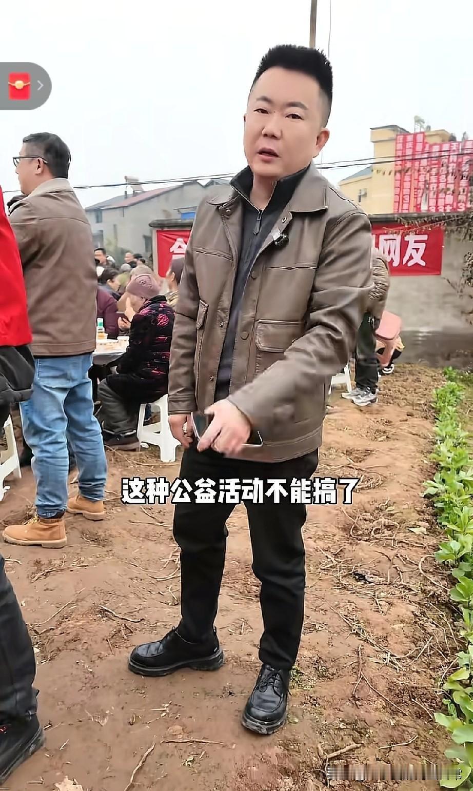 老板办的刨猪汤后悔了，本地村民占满位置，外地网友连桌都摸不到
 
搞公益宴本是积