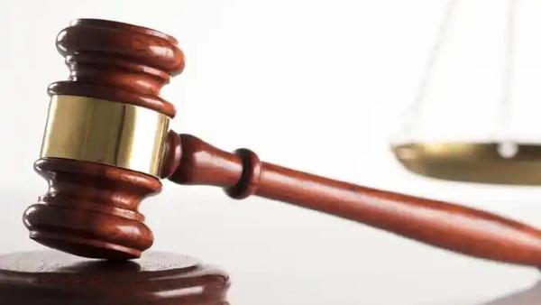 法院判决支持公司的做法，认定邓某某半年内迟到32次，已达到严重违纪的标准，因此公