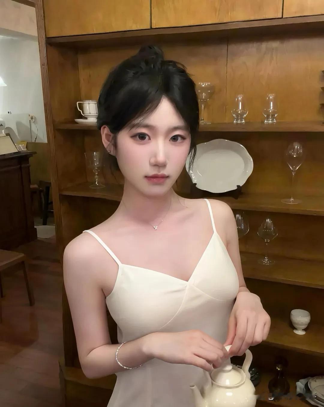 少女心是永远的18岁  
粉色的梦，藏在书包里；  
奶茶的甜，融进笑容里。  