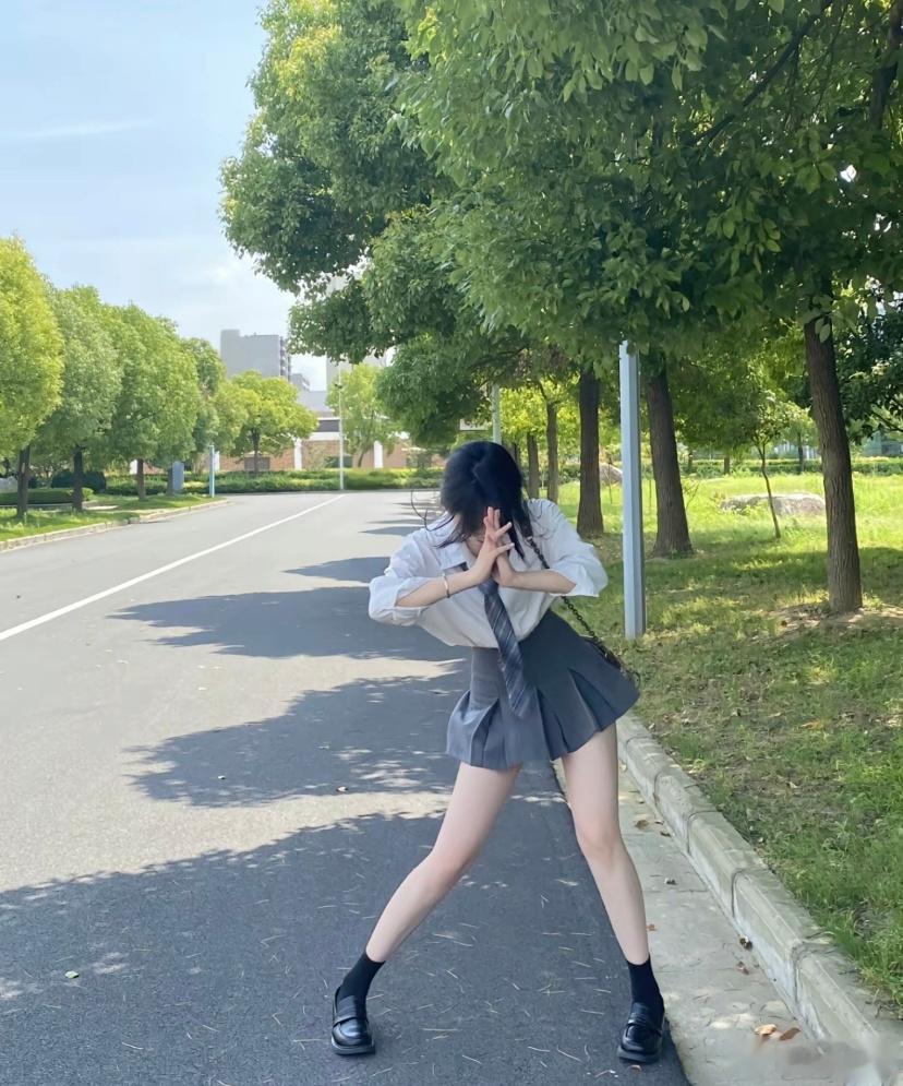 都喜欢在桌子上写作业嘛 ​​​