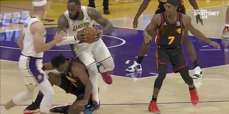 那次碰撞后，詹姆斯的爆发力丢了，但他学会了用脑子打球。
2014年3月，希尔撞上