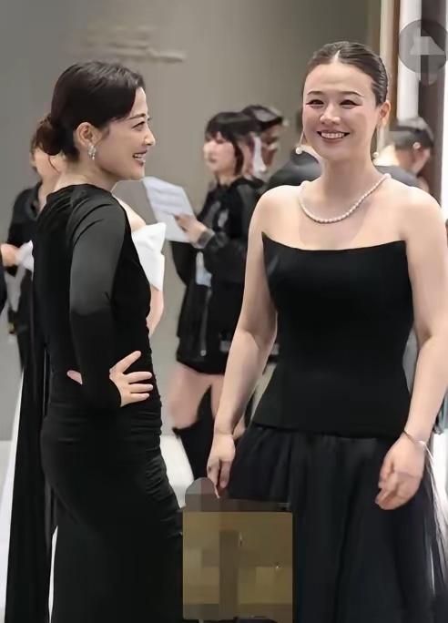 马思纯和梅婷同框，画面太唯美了。两个都是一等一的美女啊。笑靥如花的样子美的不可方
