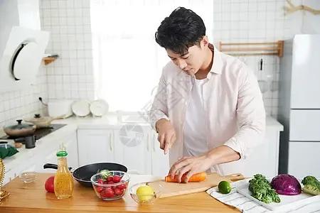 男人也该做饭：打破偏见，共筑平等爱巢
 
曾几何时，