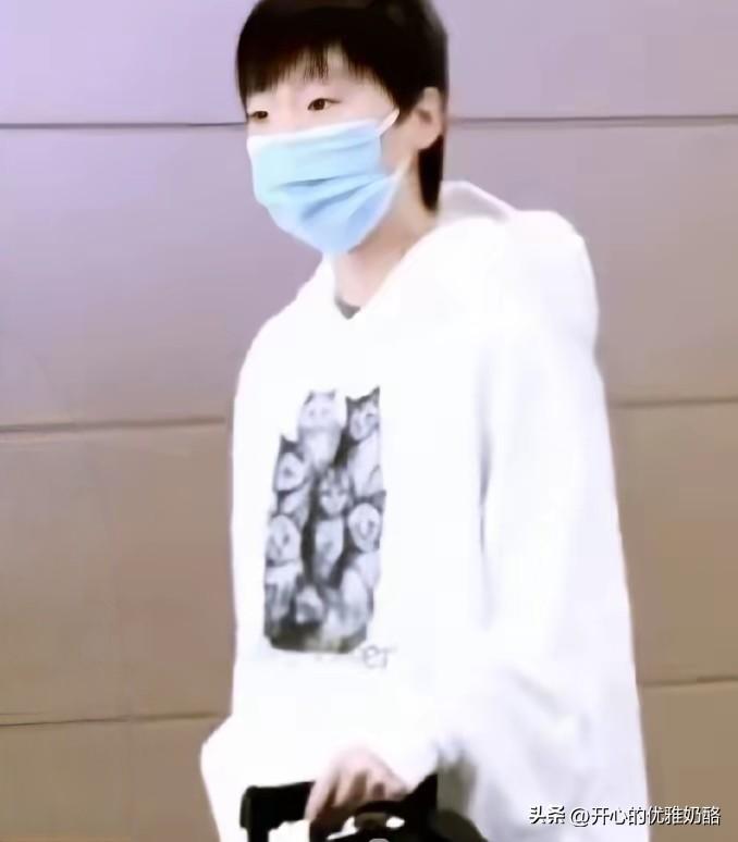 王曼昱出发了，一身白色太好看了。
曼昱机场秀是一身白色休闲，远远看去清爽又利落。