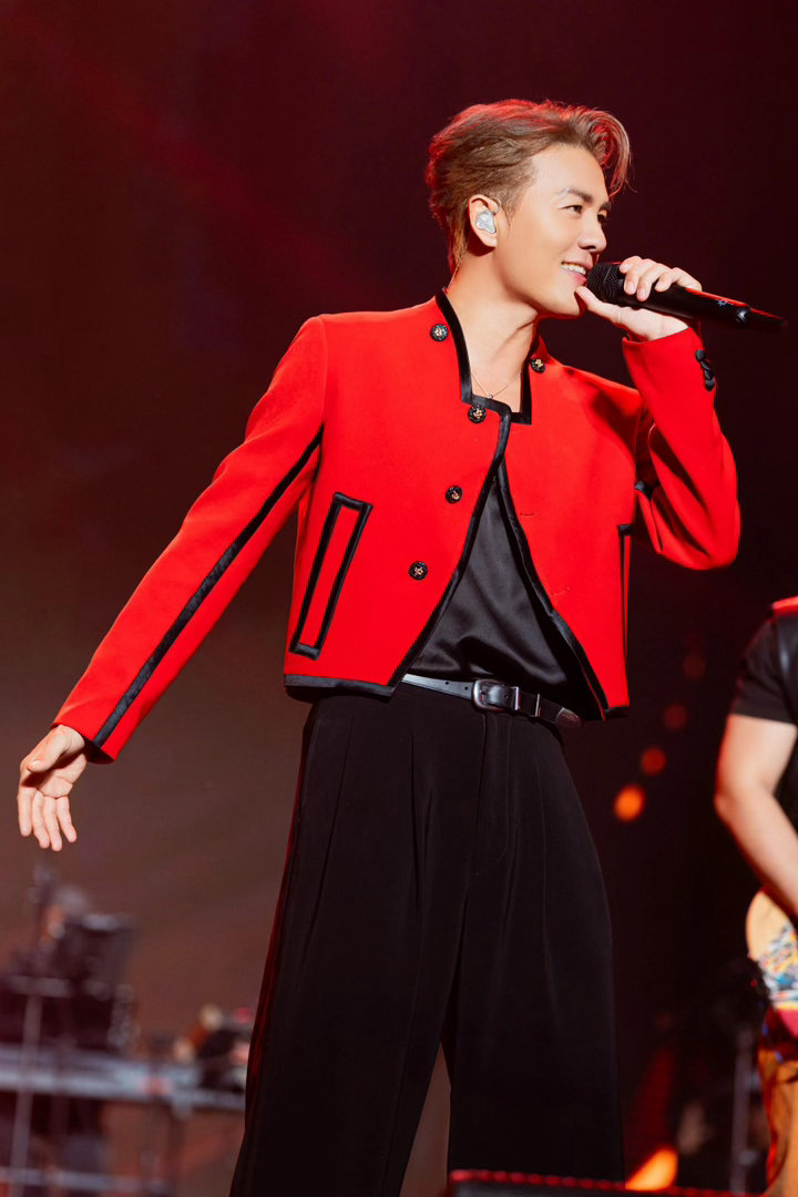 头一次见这么跨界的综艺班底 吴克群这两年做公益，路桂军医生做临终关怀，大林导演做