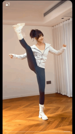 飞起一脚，
能把你踹上天！
美女体态轻盈，
腿上功夫更是超群，
一招一式尽显深厚