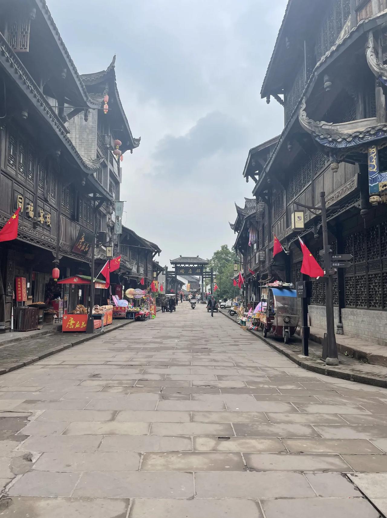 大医精诚
        ——南木子
龙凤古镇街上逛，
转角遇见回春堂。
大医精