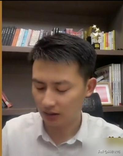 武亮直播刷屏，长相似张雪峰，群众一看就明白：这不是巧合，是传承。
从底层咨询师