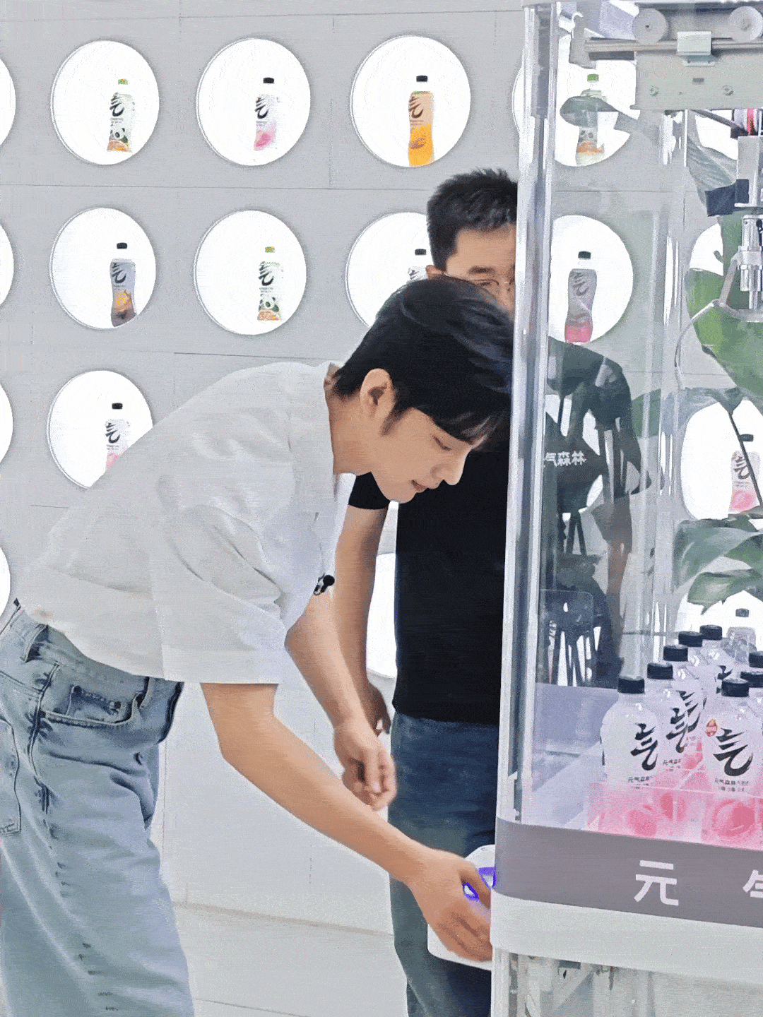 爱抓娃娃的肖战宝贝 已经被狠狠萌晕[爱慕][爱慕] ​​​