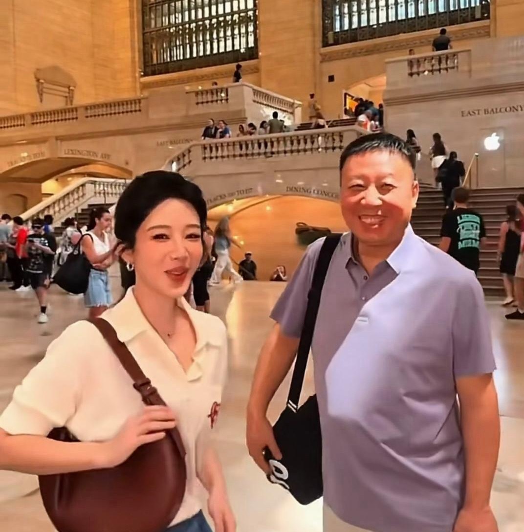 34岁杨紫和爸爸妈妈现身美国旅游，一家人感情非常好！杨紫爸妈看起来很年轻，一家三