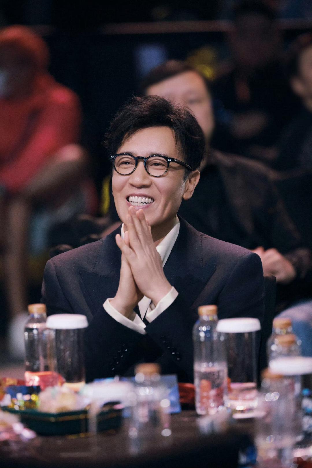 厅里厅气的感觉被他拿捏住了 于和伟真的很适合那种需要正装的角色，西装一穿，领带一